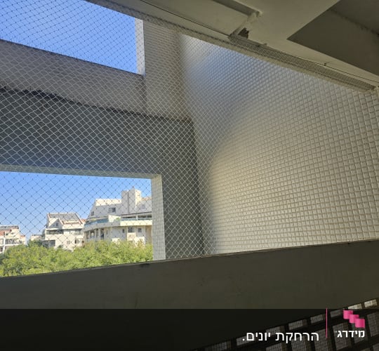רשת מתכת מותקנת למניעת כניסת יונים במבנה